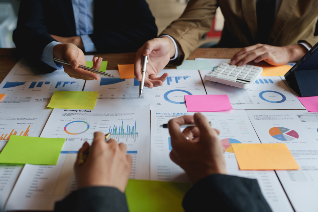 Mesa de estratégia com gráficos, relatórios e post-its